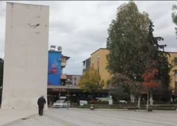 “Daily Mail” reportazh në Cërrik për të shpjeguar emigrimin: Dukej sikur të rinjtë ishin zhdukur nga murtaja