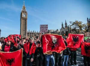 VIDEO/ Shqiptarët mbulojnë me flamurin kuqezi statujën e Uinston Çërçill gjatë demonstratës në Londër