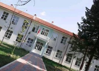 Mësuesi në Devoll u pezullua pas denoncimit se dhunoi nxënësit, reagimi: E kanë stisur kolegët, kanë përdorur fëmijët