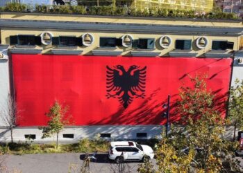 Bashkia vishet me flamurin gjigand kuqezi, Veliaj: Gëzuar 110-vjetorin e Pavarësisë Tiranë! Ditët më të mira i kemi përpara
