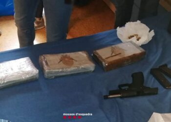 ‘Në shtëpinë time ka drogë dhe armë’, shqiptarit në Spanjë i zbulojnë 3 kg kokainë dhe një pistoletë në shtëpinë me qira