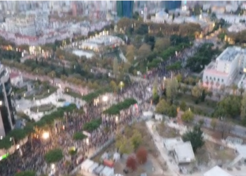 VIDEO/ Protesta e opozitës, e parë nga lart me dron. Ja pjesëmarrja