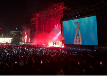 FOTO/ Mijëra qytetarë sfidojnë të ftohtin: Dua Lipa ‘ndez’ sheshin ‘Skënderbej’ në 110-vjetorin e Pavarësisë