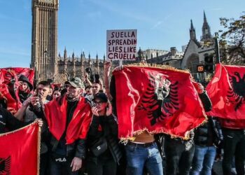 “Statuja e Churchill u mbulua me flamurin shqiptar”/ Media britanike shkruan për protestën e emigrantëve në Londër: Është turp i ministres…!