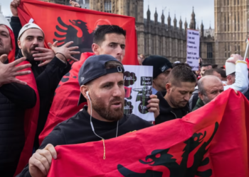 “PD e bindur se Ramën nuk e mposht dot”/ Financial Times: Si po joshen shqiptarët nga trafikantët drejt Britanisë