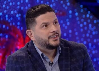 “Paske filluar dhe me magji të zezë”/ Ermal Mamaqi- gazetarit: Nëse s’të pëlqen trajnimi do dal pa brekë nga bulevardi deri te “Skënderbeu”