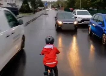 Videoja që po çmend rrjetin, 5-vjeçari i jep biçikletës në rrugën plot makina ndërsa i ati e filmon