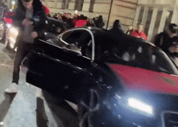 VIDEO/ “G Class” e “Lamborghini”, 120-160 mijë £! Festa e veçantë e shqiptarëve në Londër, flamujt kuqezi “pushtojnë” rrugët