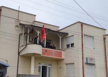 Shpallja e Pavarësisë/ Në Këshillin Kombëtar Shqiptar në Serbi ngrihet flamuri kuqezi