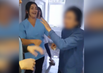Publikohet foto/ E moshuara që u dhuna në Pejë kishte protestuar për shumë vite për gjetjen e eshtrave të djalit