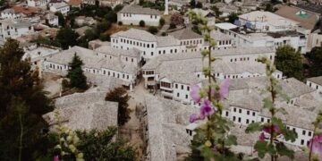 Gjysma e qytetit të Gjirokastrës mbetet pa energji, kabina elektrike në fshat u përfshi nga flakët