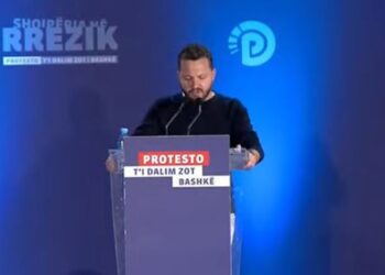 “Sot jam pa shokë, të gjithë kanë ikur”/ Këngëtari në protestën e Berishës: Këto kohë është shtuar stresi dhe ankthi