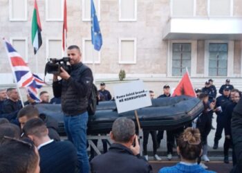 FOTOT/ Simbolikat në protestën e opozitës: Gomonia shkon drejt Kryeministrisë
