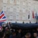 Gazeta britanike ‘Daily Mail’ shkruan për protestën në Tiranë: Mbanin në dorë gomone e flamuj britanikë…