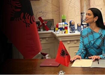 Mori pasaportën shqiptare, mediat greke: Ylli i popit, Dua Lipa ‘ambasadore e shqiptarëve’ në mbarë botën