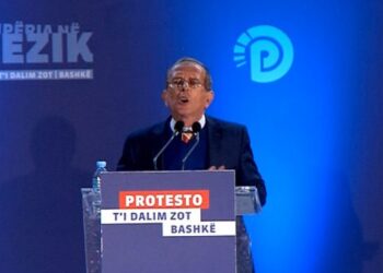 Inxhinieri në protestën e opozitës: Tentova të vras veten. Tatimet më vunë 45 mln lekë gjobë. Biznesin nuk e zhvilllojnë pallatet 50 katëshe, por…