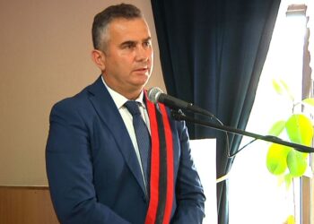 Tjetër sulm ndaj kryebashkiakut të Divjakës, plagosen me thikë Fredi Kokoneshi dhe shoferi i tij, kapet autori