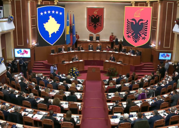LIVE / Mblidhen dy parlamentet Shqipëri-Kosovë, 110-vjetori i Pavarësisë bën bashkë deputetët dhe kryeministrat