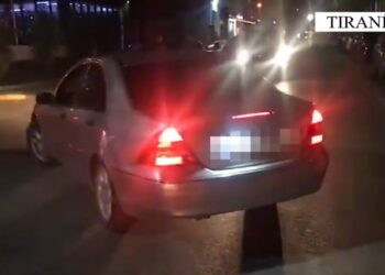 VIDEO/ Kapi për fyti këmbësorin teksa po kalonte mbi vijat e bardha, shoqërohet në polici 46-vjeçarja në Tiranë