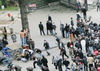 Avokati i dyfeqeve të 21 Janarit, denoncon Portin e Durrësit nga “Kulla e Barit”!