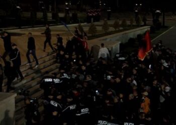 Mbyllet protesta e opozitës: Përplasje me policinë në shkallët e kryeministrisë, shoqërohet një protestues