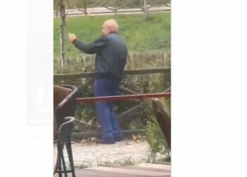 VIDEOLAJM / Si pozon Ilir Meta për një ‘selifie’? Qytetarët filmojnë kreun e PL duke u përpjekur që…