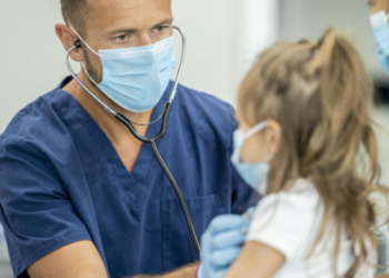 Frika e ekspertëve: Infeksioni RSV mund të bashkohet me Covid-in dhe gripin