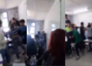 Nëna gjakos nxënësin në mes të klasës sepse i kishte rrahur të birin në tualet