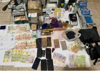 Emrat/ Mijëra euro e lekë të falsifikuara, prokuroria e Elbasanit çon për gjykim dosjen e 6 të arrestuarve: 50 euro shitej me 1800 lekë