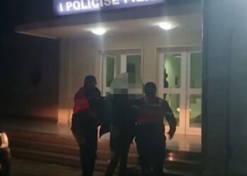 EMRAT/ I grabitën paratë nën kërcënimin e kallashnikovit një të moshuari në Mallakastër, arrestohen dy autorët