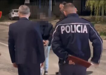 VIDEO/ Momenti i dorëzimit në policinë greke i përdhunuesit 45-vjeçar nga Vlora