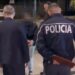 VIDEO/ Momenti i dorëzimit në policinë greke i përdhunuesit 45-vjeçar nga Vlora