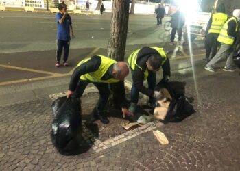 FOTO/ Nga kutitë e pizzave tek shishet bosh të birrës, ja çfarë lanë pas në Bulevard protestuesit e Berishës dhe Metës