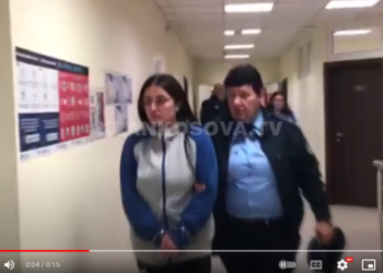 VIDEO/ Dhuna ndaj të moshuarës, Prokuroria kërkon 30 ditë paraburgim për tre të dyshuarat. Momenti me pranga në duar