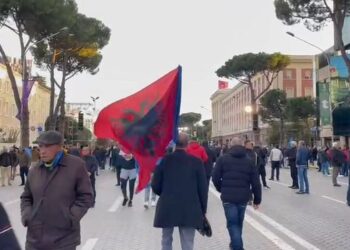 Berisha e Meta në bulevard, gati tubimi i opozitës: Në shesh kundër qeverisë