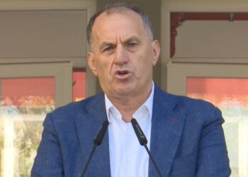 Deputeti i PS ‘thumbon’ Metën: Ne i bëjmë fëmijët dhe i çojmë në kopshtin e lagjes, ai i ‘dosjeve’ i dërgon në Angli