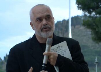 “Jam i suksesshëm se më ke mbajtur ti në krahë, je idhulli im”/ Rama porosit të rinjtë në Berat për tregun e punës dhe shkëmben batuta me ta
