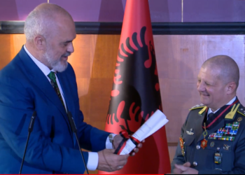 Rama, batuta me gjeneralin italian: Certifikata vërteton se dekorata s’është kontrabandë! Zafarana: Do e mbaj me nder