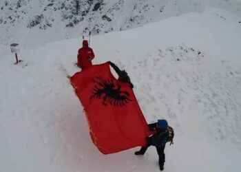 Alpinistët nga Kosova valëvisin flamurin kuq e zi në majë të Bistrës