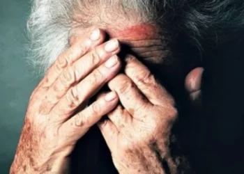 Nusja e djali rrahin nënën/ E moshuara: Më mbylle derën në fytyrë, më le rrugëve të Italisë