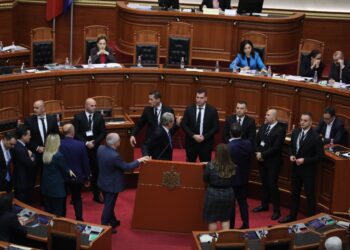 “Ke porositur vrasjen e avokatit”, Berisha zapton foltoren, debate të ashpra me Ballën: Dil nga Parlamenti…