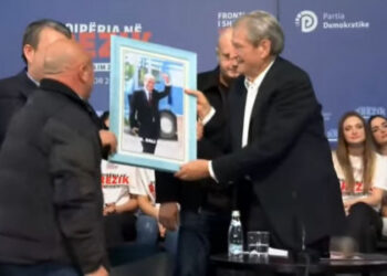 Militanti bën me ‘krahë’ Berishën: Nder i kombit, hero i gjallë. Fati më i madh të takoj doktorin. Kam 30 vite që e ndjek pas