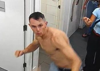 FOTO/ I kapi duke kryer marrëdhënie seksuale në tualet: Burri “bën për spital” pastruesin e restorantit