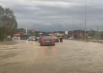 Bllokohet hyrja për në qytetin e Shkodrës, lumi Drin del nga shtrati