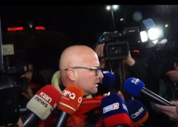 Strazimiri për shoqërimin e protestuesit: Donte të vinte flamurin kombëtar në dritaren e kryeministrisë. Policët nuk e lanë, e shkelën me këmbë