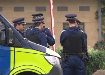 Qendrat e kthimit/ Tensione në Angli pas fikjes së dritave, emigrantët rrëmbejnë armët e përplasen me policinë