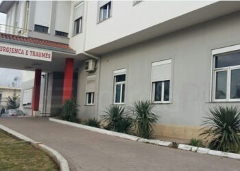 Me 4 plagë në shpinë/ Kryebashkiaku i Divjakës mbërrin te Trauma, shoferi i tij në gjendje të rëndë