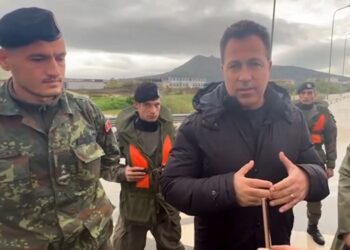 Ushtria në terren te Harku i Bërdicës, disa makina nën ujë. Peleshi: Rreziku është që uji të shkaktojë përmbytje në Dajç