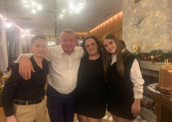 Pa babain e vëllain kur i mori rrjedha e ujit/ Vajza 16-vjeçare njofton për ceremoninë mortore: Shpirti juaj pushoftë në paqe