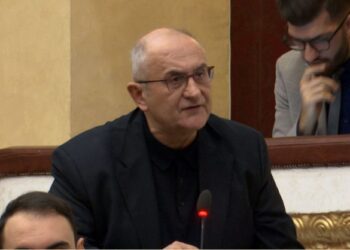 “O skizofren, mos bëj si idiot!”/ Masë disiplinore për Vasilin, përjashtohet pesë ditë nga pjesëmarrja në komisione dhe seanca plenare